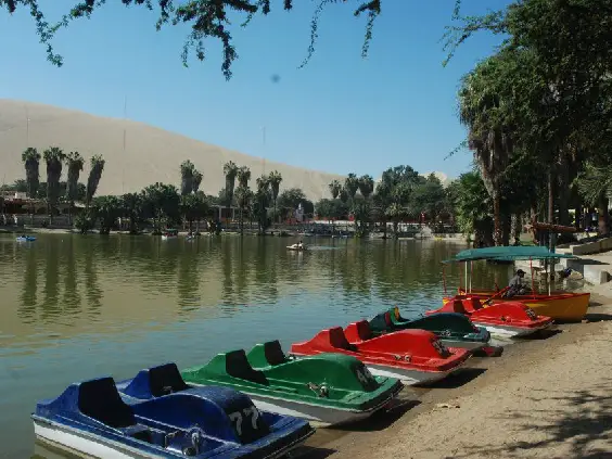 paseo en bote en la laguna de huacachina