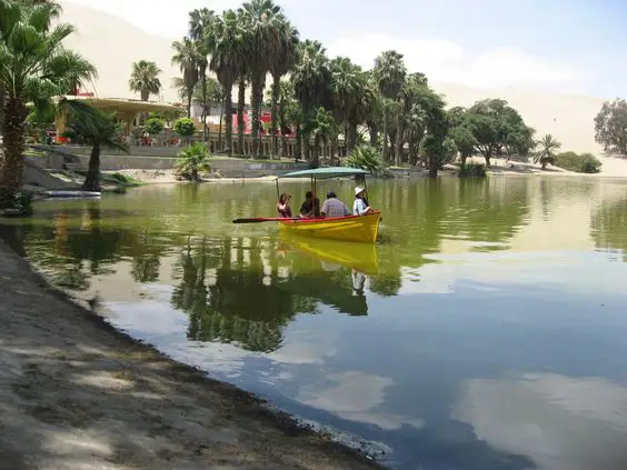 paseo en bote en la laguna de huacachina