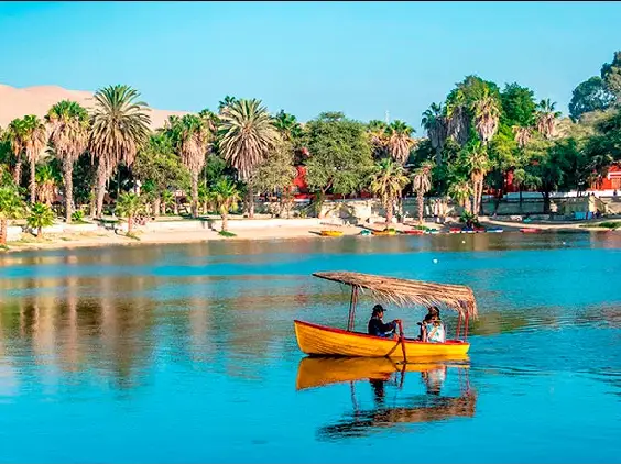 paseo en bote en la laguna de huacachina