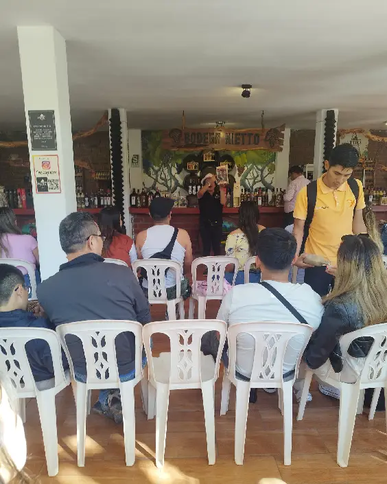 cata de vino en huacachina
