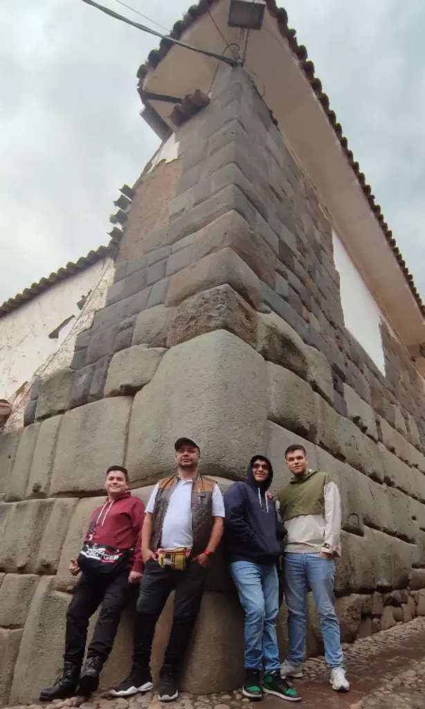 calle hatun rumiyoq en cusco