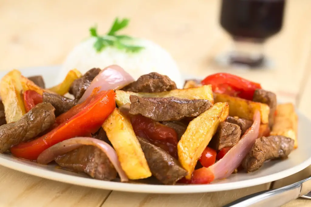 lomo saltado peruano