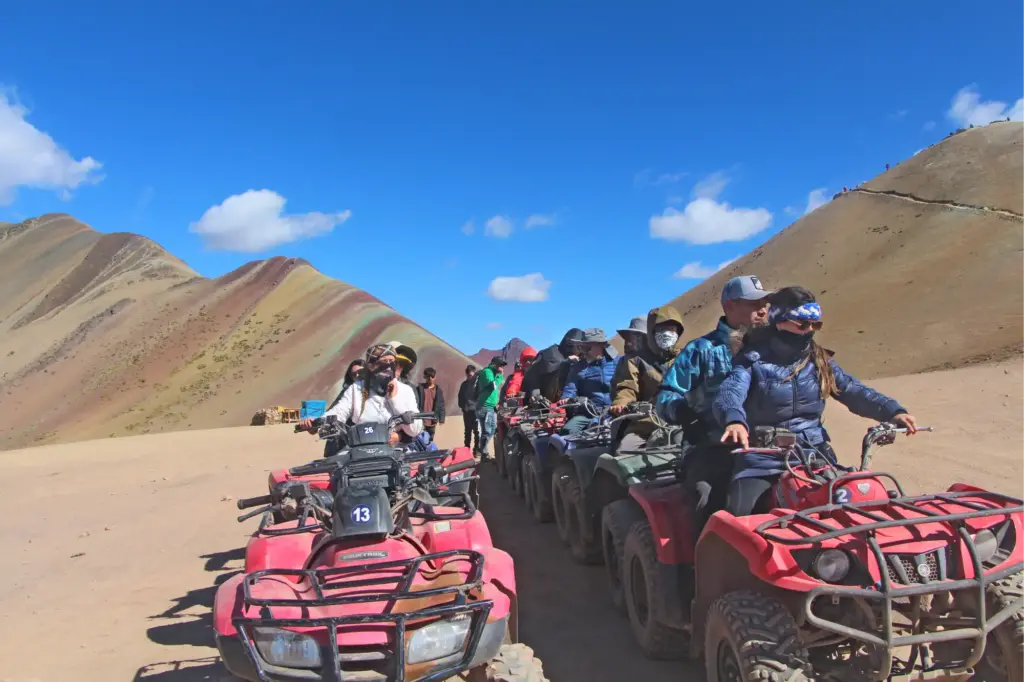 montaña de colores en cuatrimotos