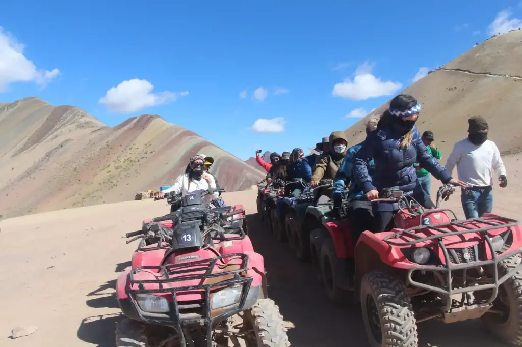 montaña de colores en cuatrimoto