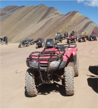 montaña de colores en cuatrimotos