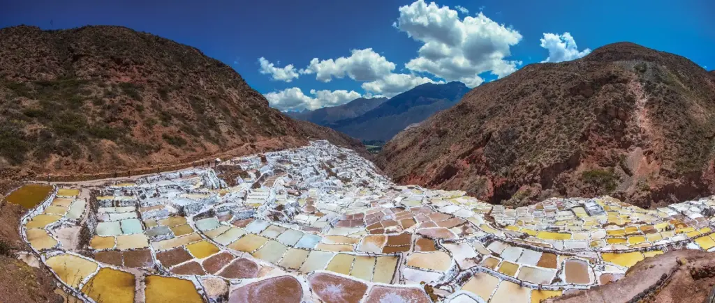 foto panorámico de las salineras de maras